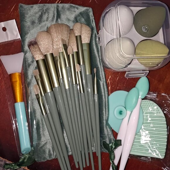 BRAND NEW Makeup Brushes 22 Pcs Makeup Kit Green - Picture 1 of 8